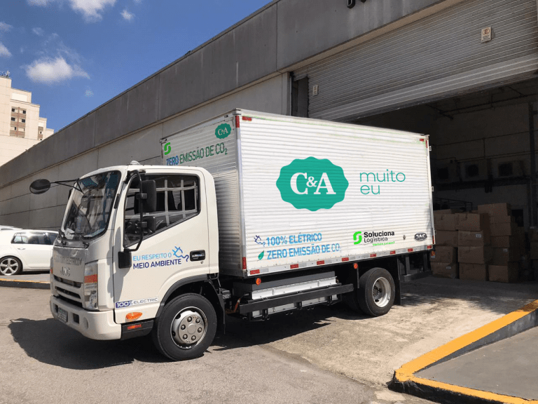 C&A passa a usar caminhão elétrico da Soluciona para entrega em lojas