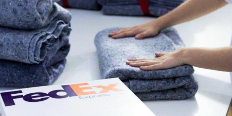 FedEx Express transforma uniformes antigos em 5.500 cobertores para doação neste inverno