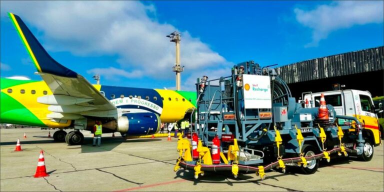 Raízen promove primeiro abastecimento de aeronaves com caminhão elétrico da Volkswagen no Aeroporto de Guarulhos